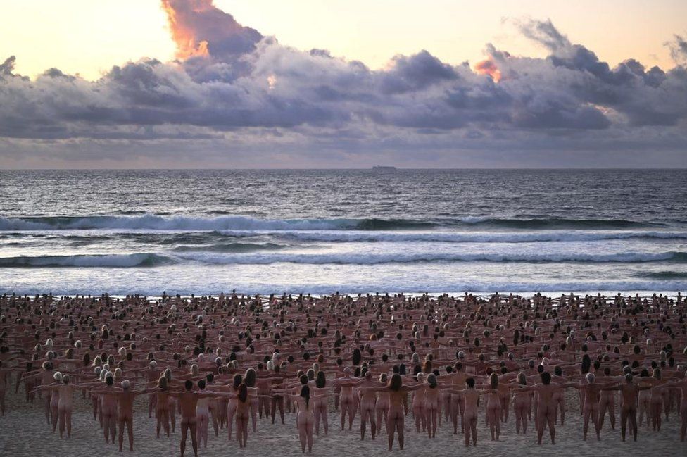 Naked Volunteers Pose For Tunick Artwork On Bondi Beach Nestia