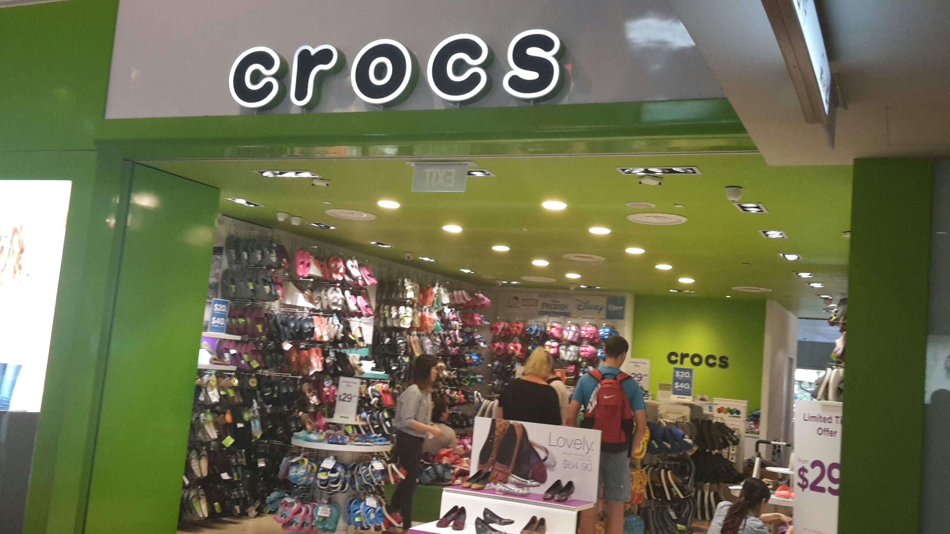 crocs for men under 500