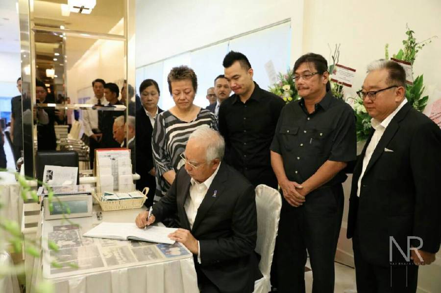 Najib Pays His Respects To Chow Chee Keong Nestia