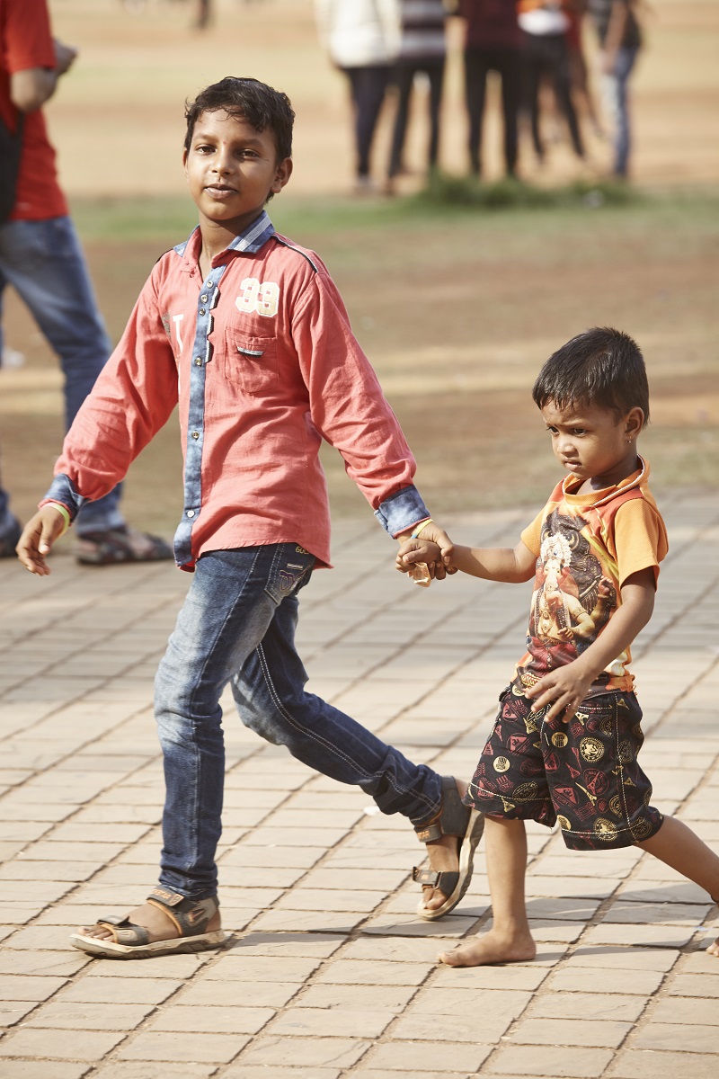 Photographer Captures Why Indian Men Hold Hands With Each Other Nestia