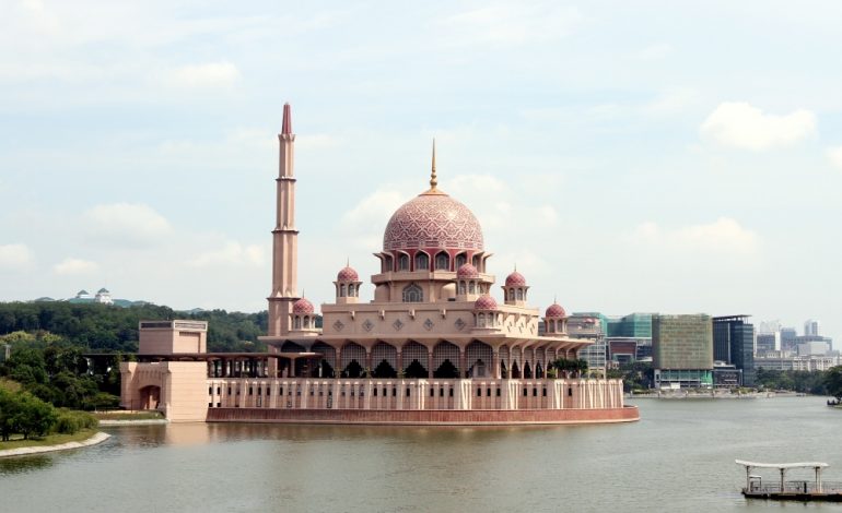 What To Do At The Putra Mosque In Putrajaya Nestia