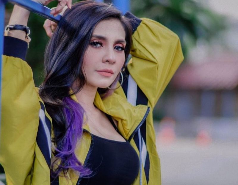 Zizi Kirana Sex - Sultry singer Zizi Kirana used to be an ustazah, takes up 'hijab challenge'  for Ramadan | Nestia