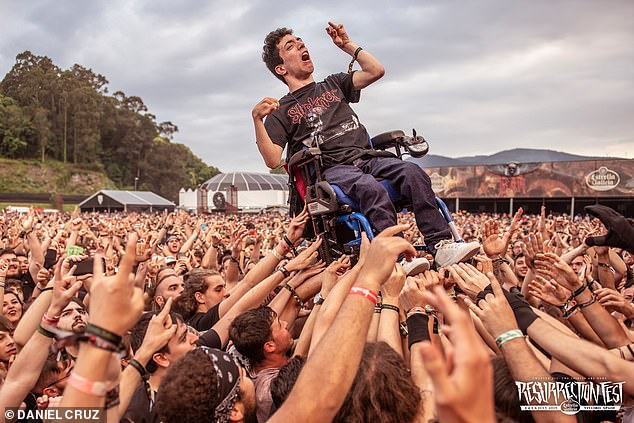 bremse kort Udlænding Not-too-heavy metal: Rock fan with cerebral palsy crowd surfs in his  WHEELCHAIR during Arch Enemy set at Spanish music festival | Nestia
