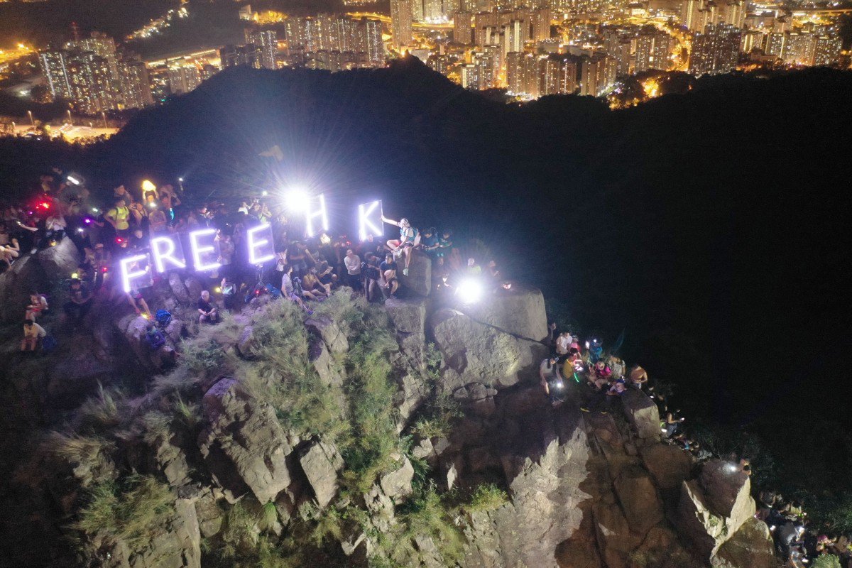 Hong Kong Protesters Take The High Ground As Human Chains Form On The Peak And Lion Rock During Mid Autumn Festival Nestia