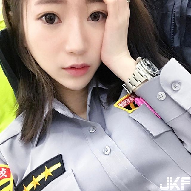 出沒在桃园 大眼正妹警察 Angel Lin 制服底下竟有嫩白酥胸 极细蛮腰 拜託逮捕我 Nestia