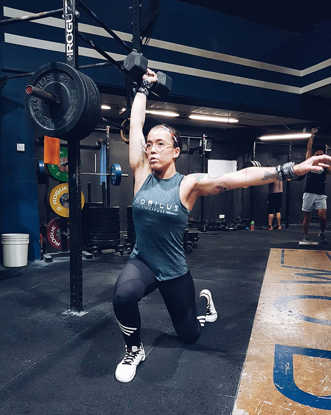 Females in Singapore who lift weights For strength endurance