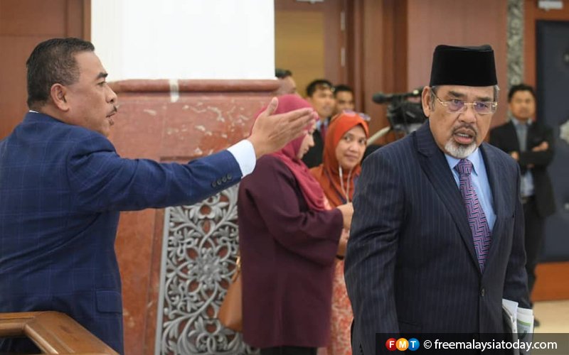 2 Mp Bn Bertikam Lidah Di Lobi Parlimen Label Bodoh Bangang Nestia