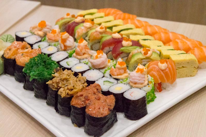umisushi: Affordable Christmas Sushi Platters From S$135 With Whole Honey BBQ Chicken + Log Cake Available For Christmas | Nestia
