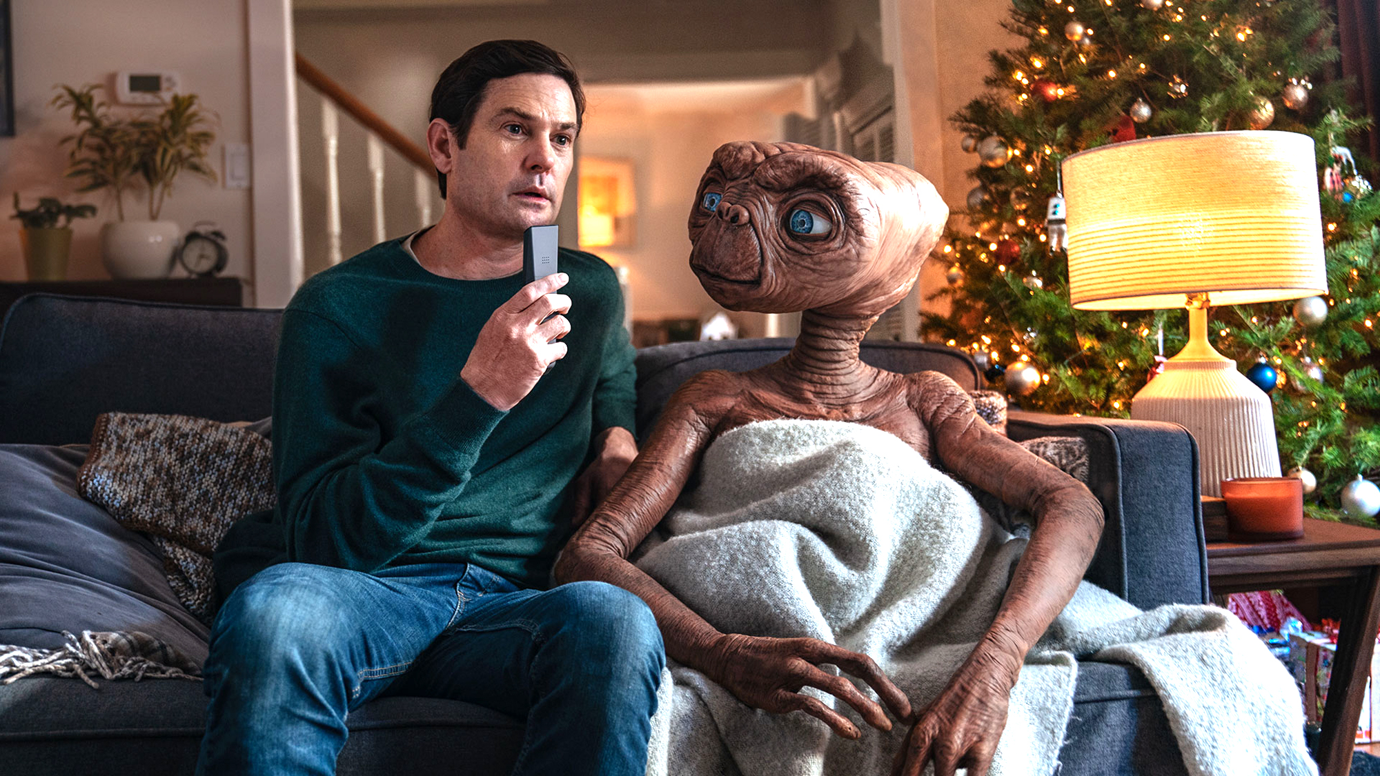 Reunited! E.T. Returns to Earth 37 Years Later to See Henry Thomas' Elliott  in New Ad | Nestia