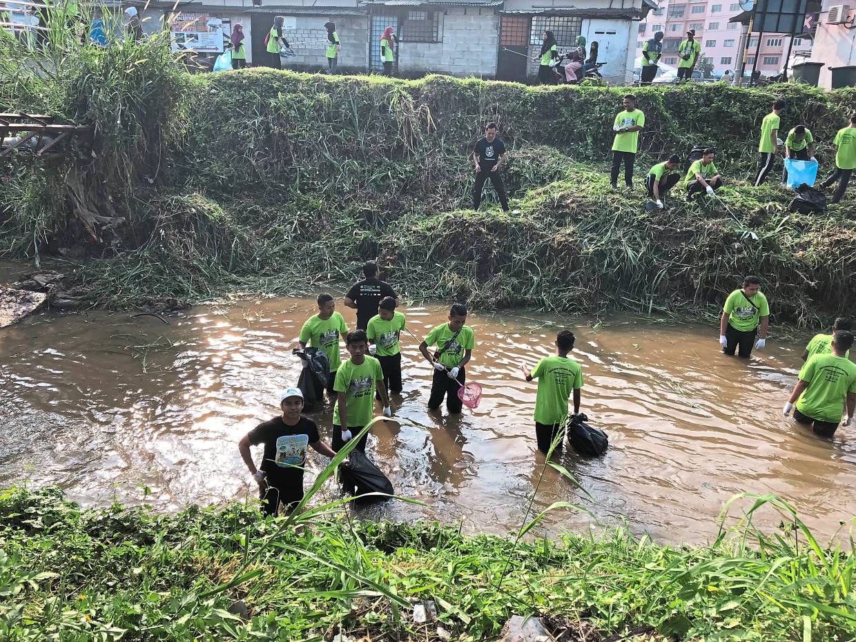 Local residents along Sungai Batu in Selangor turn river warriors to ...