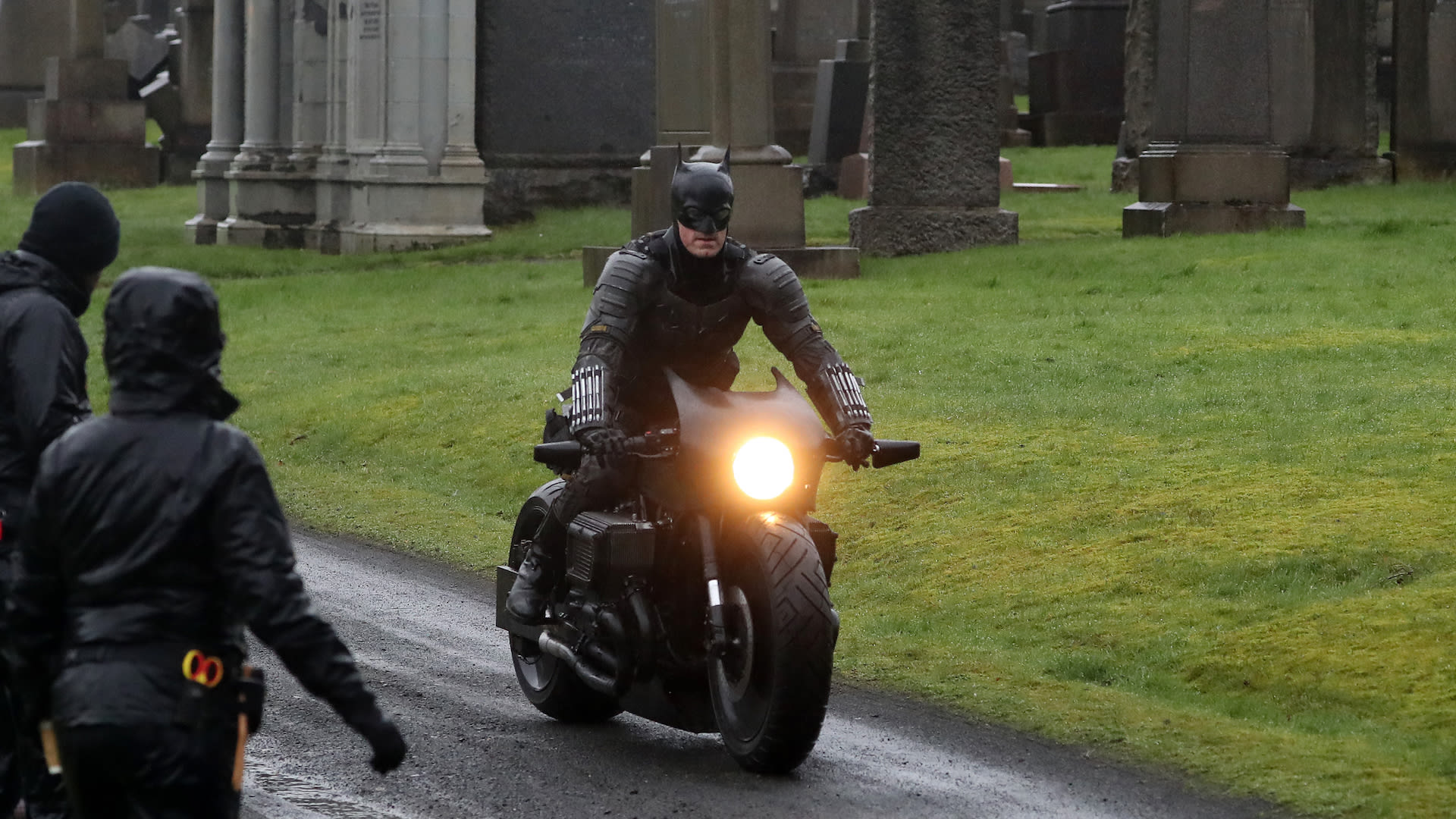 Here's A Better Look At Robert Pattinson's 'The Batman' Batsuit And ...