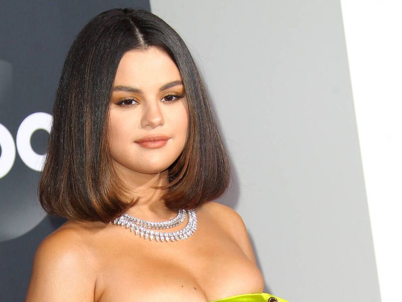 Who Is Selena Gomez's Boyfriend As She Post Picture With The Mystery Man