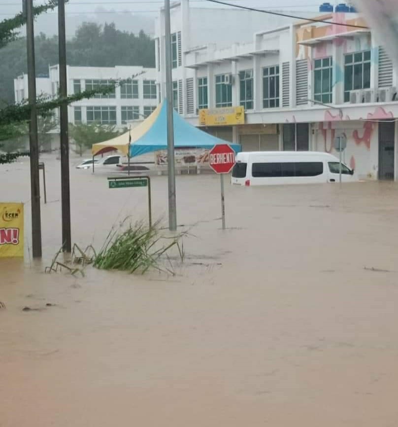 沙巴现严重闪电水灾 水位淹没至腰部 住家遭污水侵入 部分地区汽车几乎灭顶 Nestia