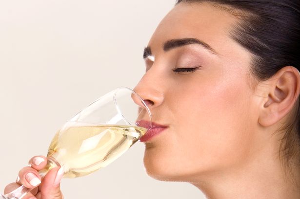 You Can Be Paid To Taste Test Pink Prosecco And It S The Ultimate Dream Job Nestia