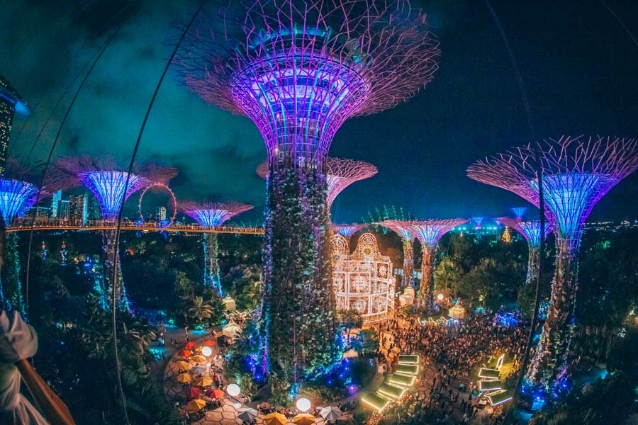 Christmas Wonderland Lets You Walk Through A Magical Tunnel Of Lights At Gardens By The Bay Nestia