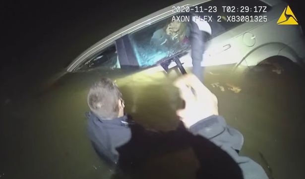 Dramatic Moment Policeman Dived In Freezing Water To Save Woman Stuck In Sinking Car Nestia