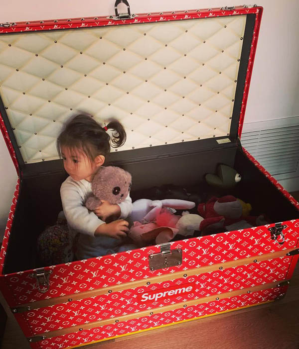 bånd kondom kontoførende Edison Chen Uses A S$198K Louis Vuitton x Supreme Trunk As His 3-Year-Old  Daughter's Toy Box | Nestia