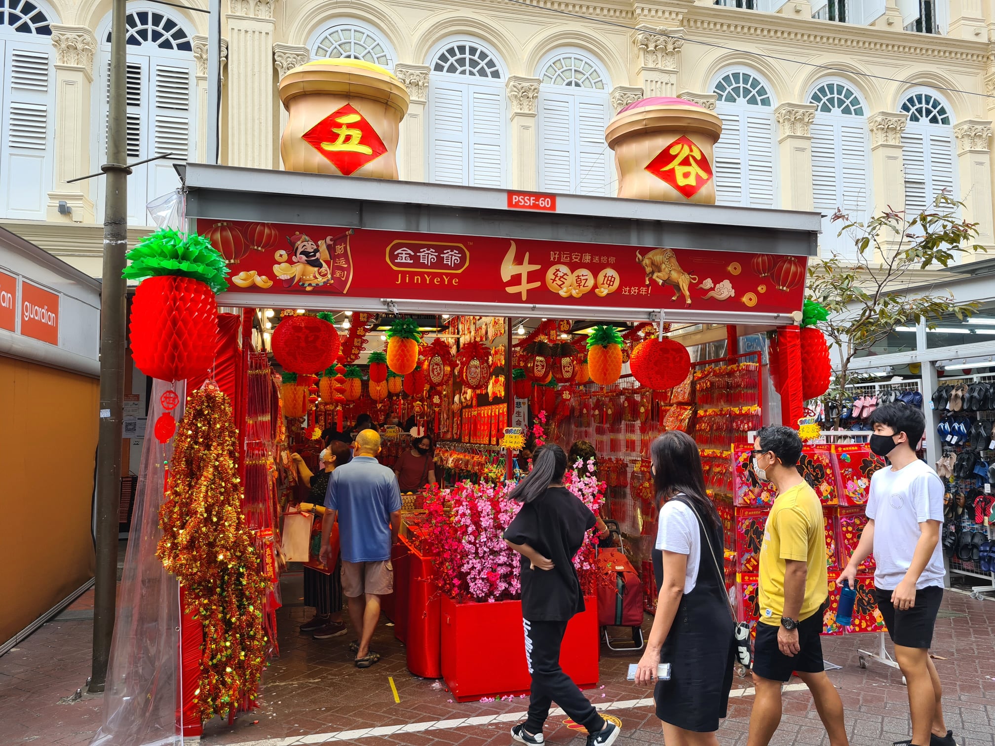 chinatown-visitors-fined-for-safe-distancing-breaches-more-ambassadors