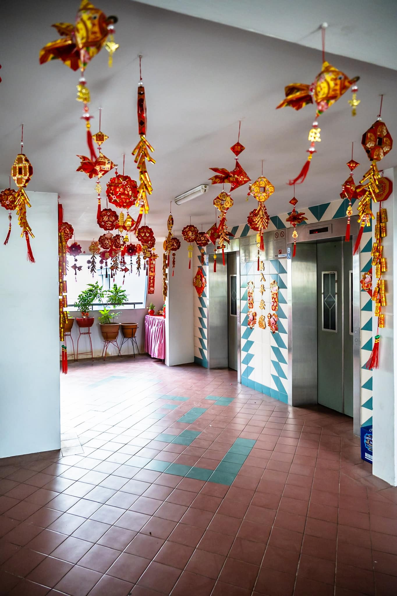 Reliving the kampung spirit': Neighbours put up CNY decorations together  outside HDB homes; non-Chinese join in the festivities - TODAY