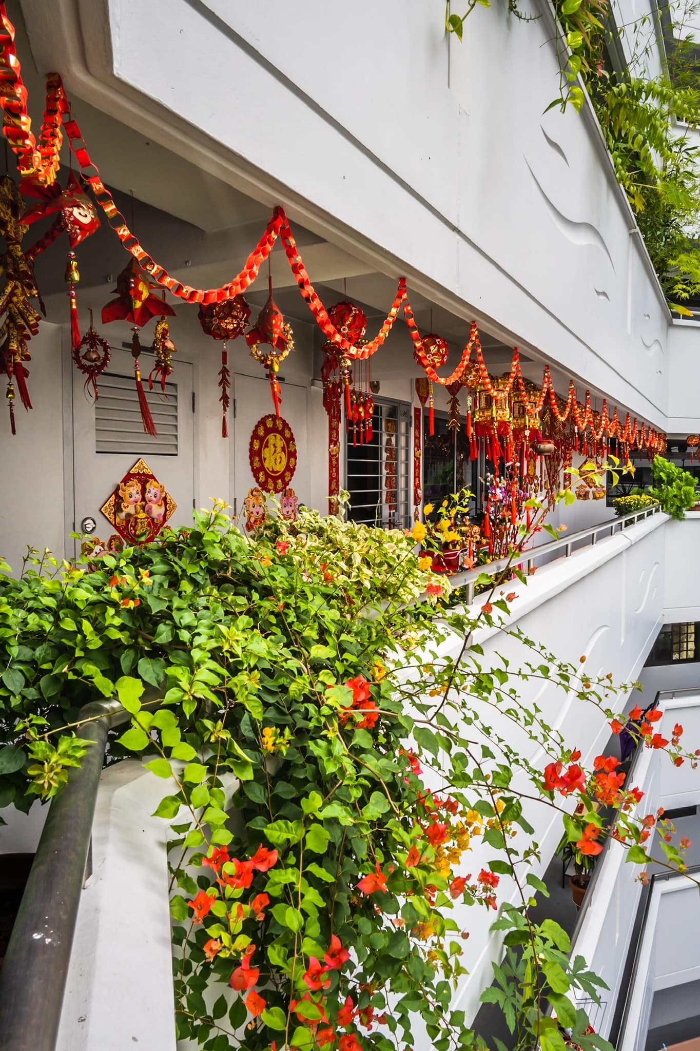 Reliving the kampung spirit': Neighbours put up CNY decorations together  outside HDB homes; non-Chinese join in the festivities - TODAY