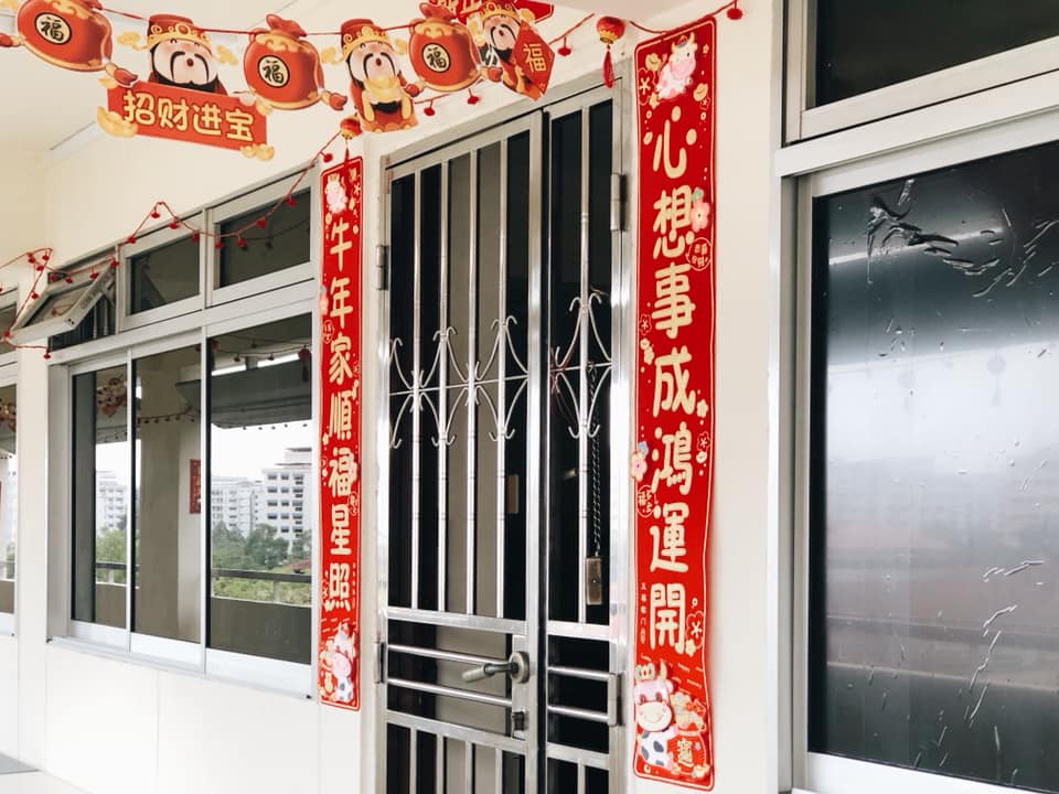 4 Woodlands families decorate HDB corridor together, reviving the kampung  spirit during CNY