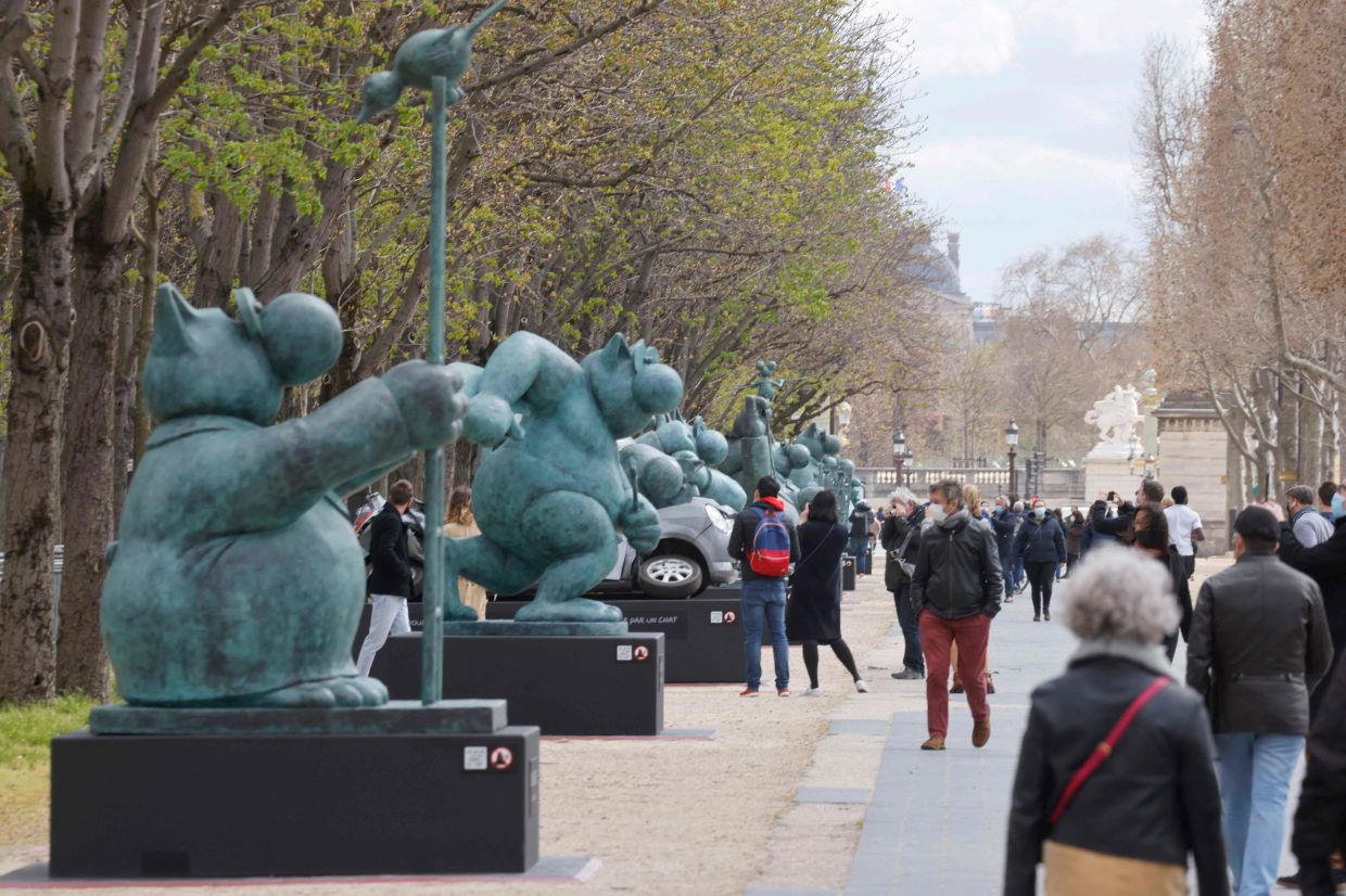 Giant Sculptures Of Geluck S Cat Become Paris Attraction On Champs Elysees Nestia