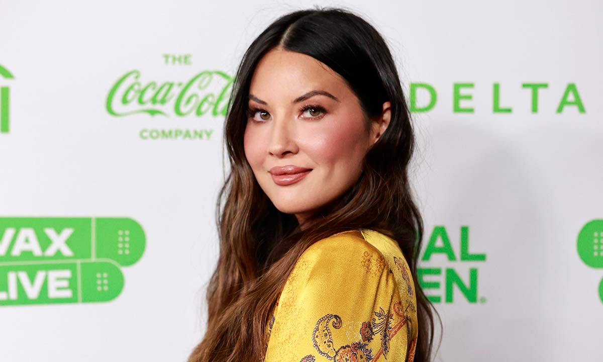 Olivia Munn looks unrecognisable in rare photo with sister | Nestia