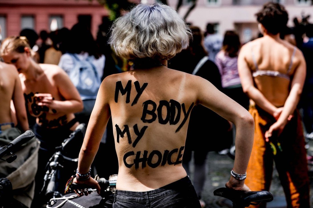 Women demonstrate topless in Berlin for right to bare breasts in public |  Nestia