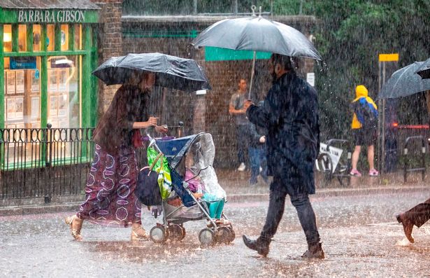 Flash Flooding In London Leaves Streets Underwater As Storms Batter Britain Nestia 