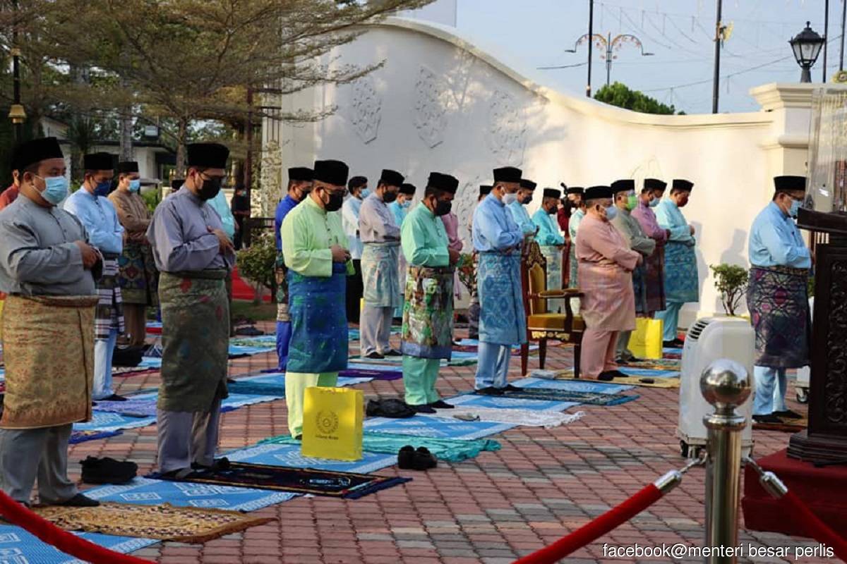 Muslims celebrate Aidiladha with prayers | Nestia