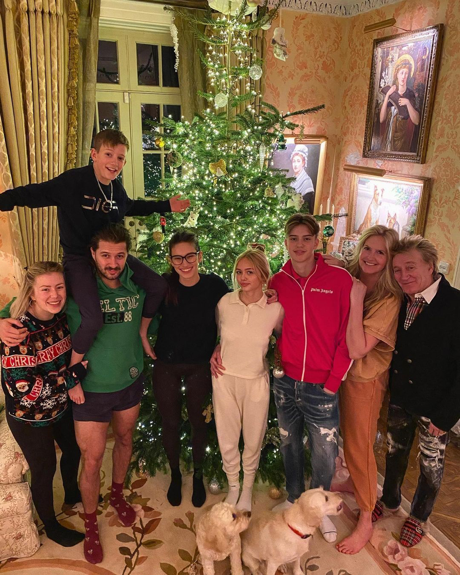 Rod Stewart Poses For Christmas Photo With Wife Penny Lancaster And ...