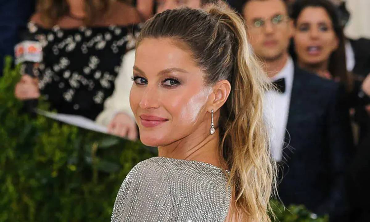 Gisele leaves fans seeing double as she poses poolside with her sisters ...