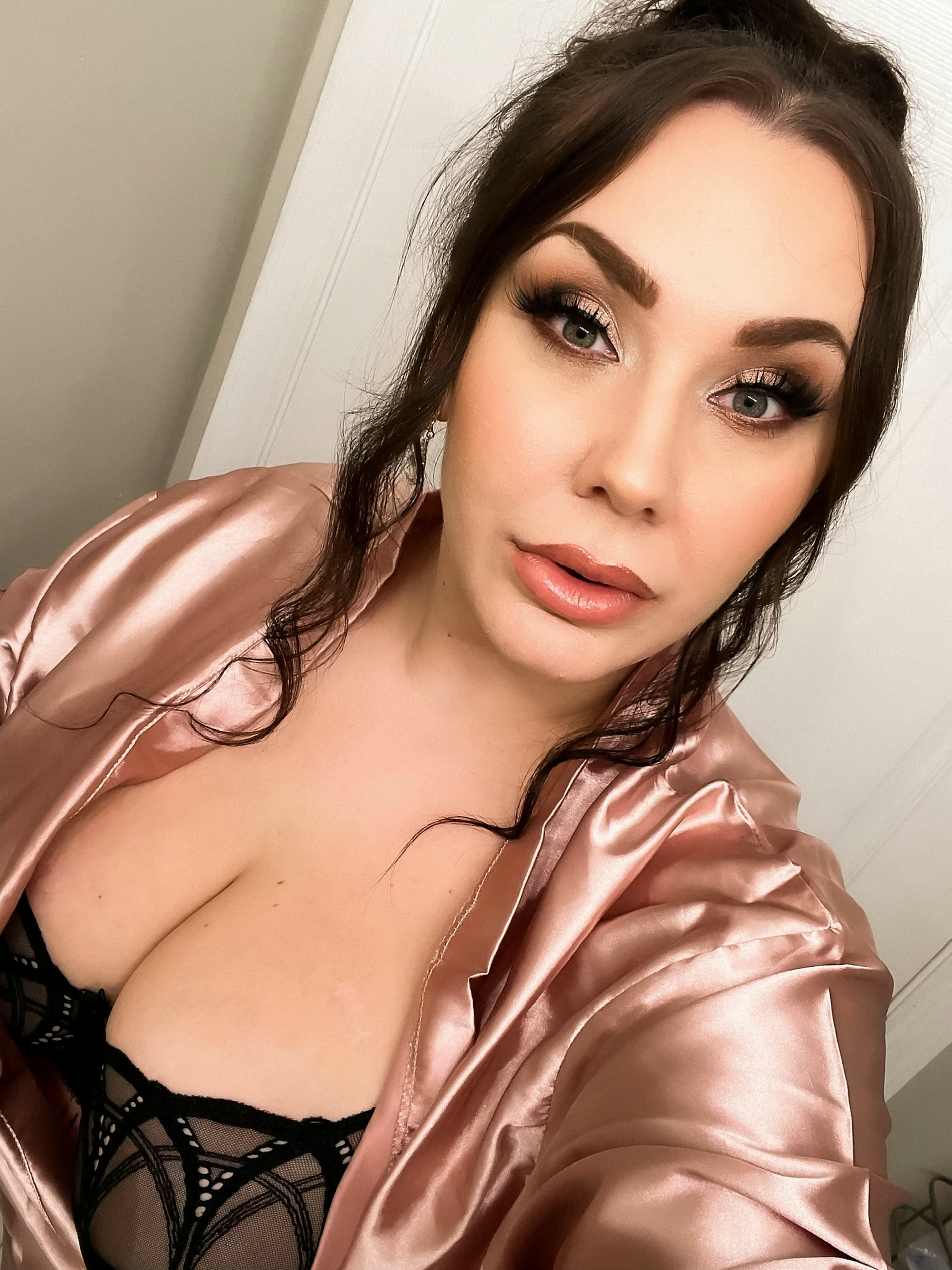 Model Has Rent Doubled After Landlord Finds Out How Much She Made On  OnlyFans | Nestia