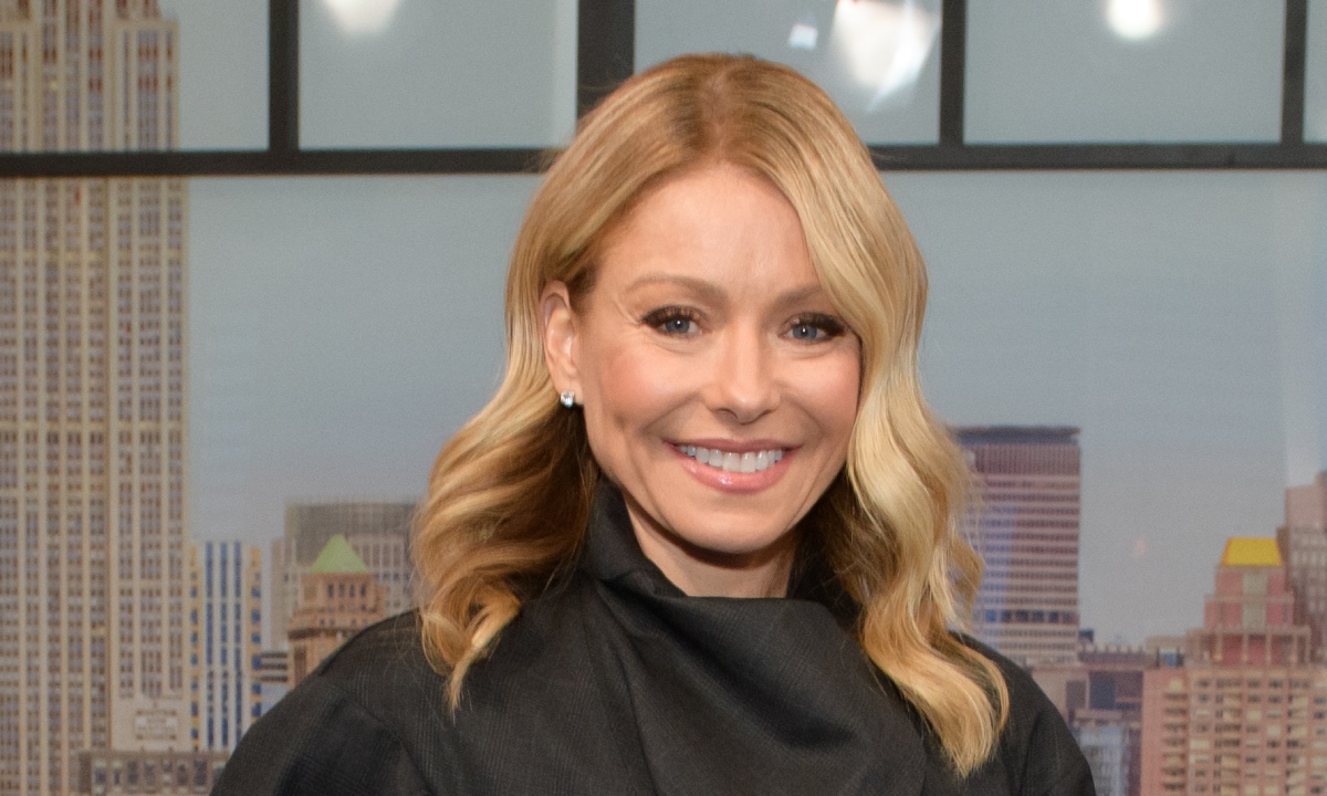 Kelly Ripa Shares Photographs From Day Out With Rarely Seen Father Nestia