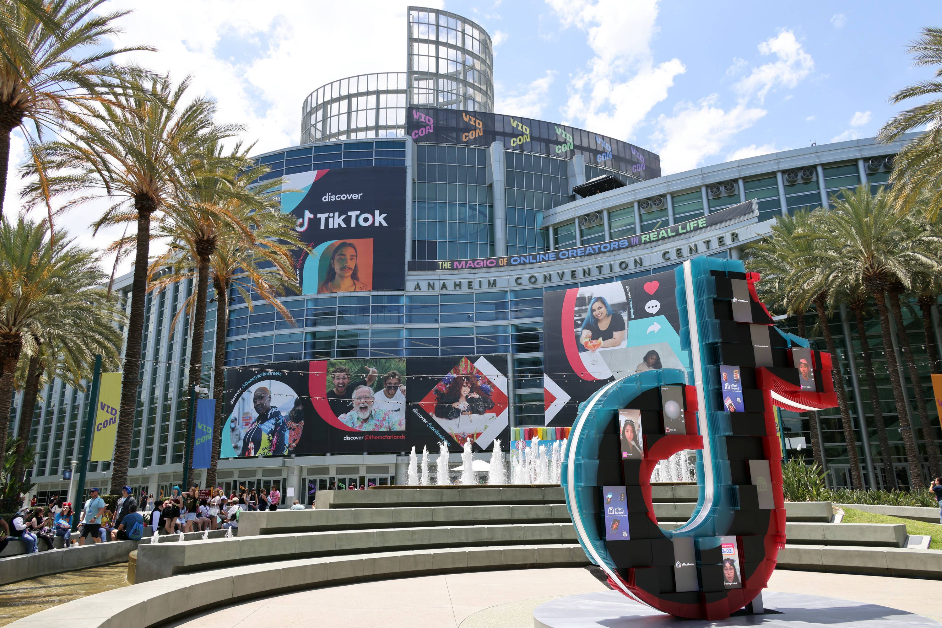 Here Are The 10 Wildest Things That Happened At VidCon 2022 Nestia
