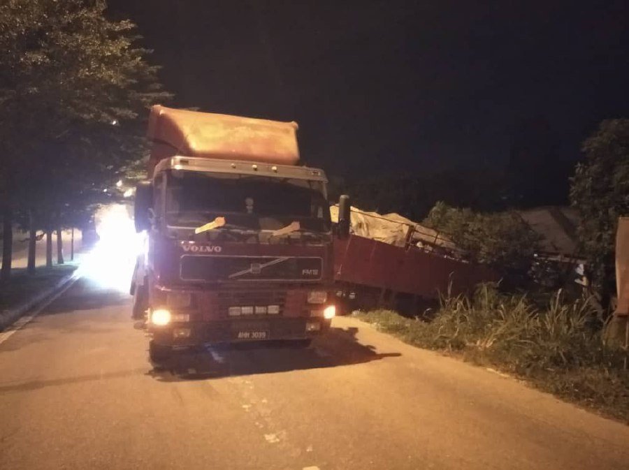 30-tonne trailer laden with steel crashes into house in Kg Felda ...