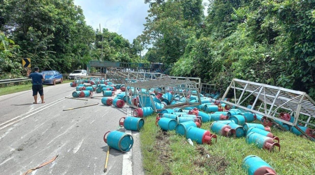 Trailer transporting over 500 gas cylinders overturns near Jempol Nestia