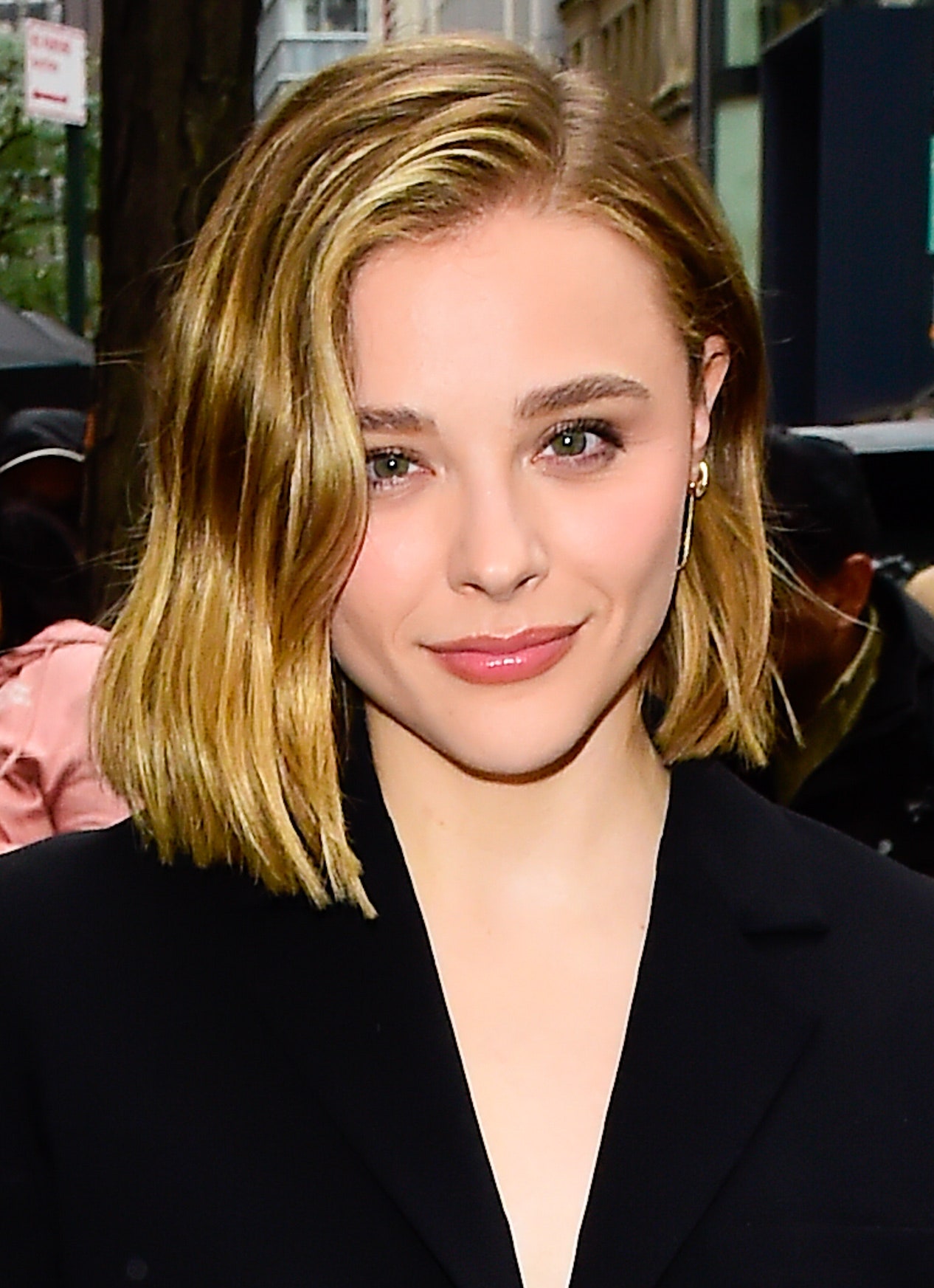 Chloë Grace Moretz Just Chopped Half Of Her Hair Off For The Summer Nestia