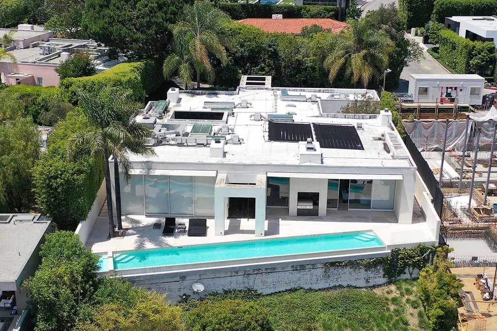 Masked burglars steal gun from Keanu Reeves’ 7M Hollywood home report